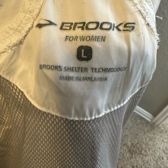 Brooks Windbreaker Athletic Jacket Full zip colors black and white Sz large - Picture 9 of 9